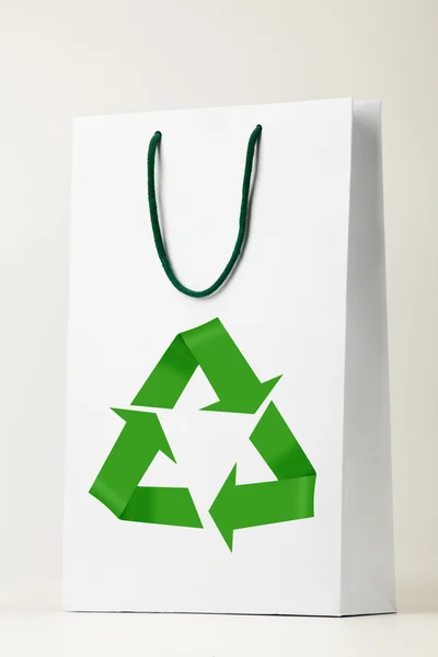 Weiße Einkaufstasche mit Recycling-Symbol — Stockfoto