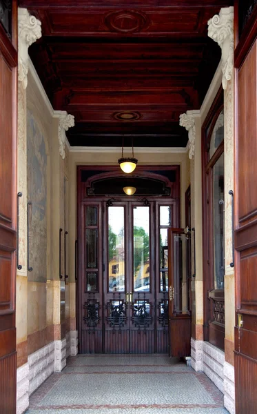 Entrada de un palacio en Milán, Italia — Foto de Stock