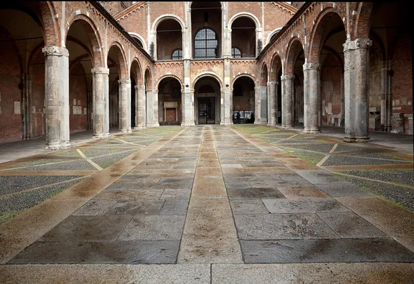 Basílica de Sant 'Ambrogio (379-386), Milán, Italia . —  Fotos de Stock