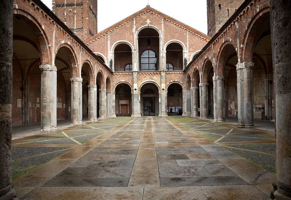 Basiliek van sant'ambrogio (379-386), Milaan, Italië. — Stockfoto