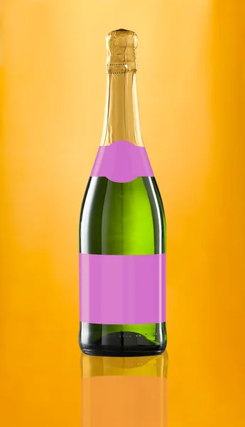Şarap şişesi boş etiket ile izole. kırpma yolunu dahil — Stok fotoğraf