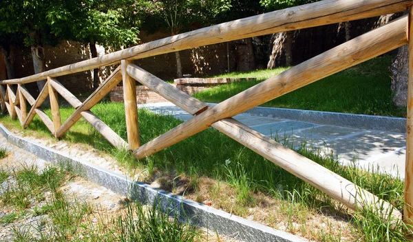 Valla de madera en el jardín . —  Fotos de Stock