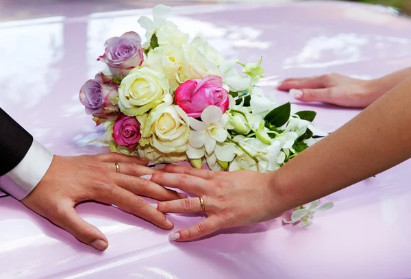 Wedding rings and bouquet. — Stock Photo, Image