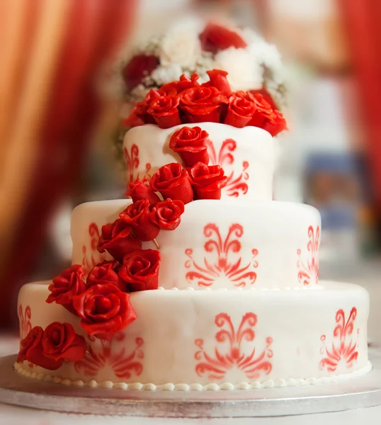 Gâteau de mariage avec des roses — Photo