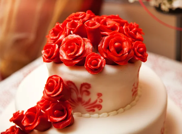 Torta nuziale con rose — Foto Stock