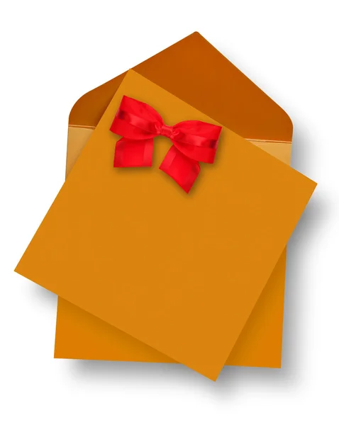 Cartão dourado com arco vermelho e envelope . — Fotografia de Stock