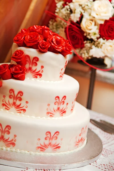 有玫瑰的结婚蛋糕 — 图库照片