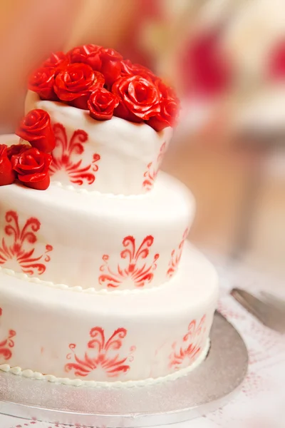 Gâteau de mariage avec des roses — Photo