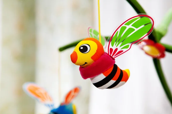 Abeilles suspendues dans la chambre de bébé . — Photo