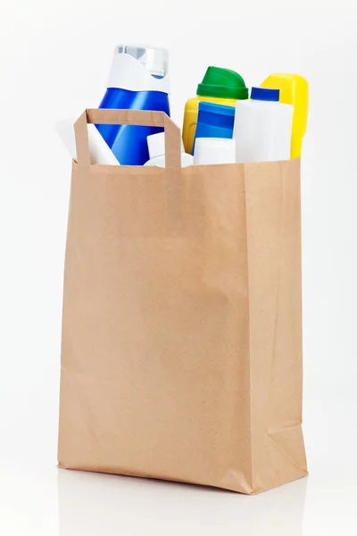 Plastic flessen in bruine papieren zak — Stockfoto