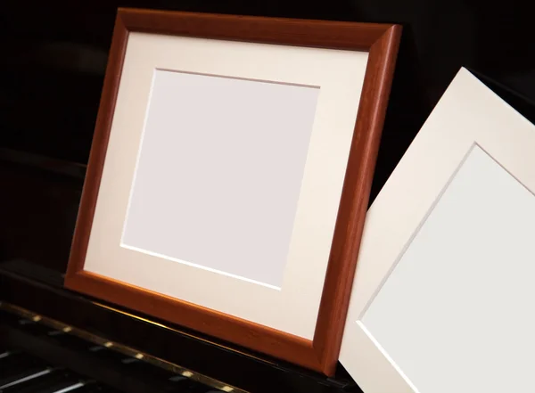 Een leeg frame op een pianoforte — Stockfoto