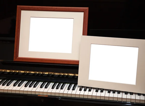 Две пустые рамки на пианино — стоковое фото