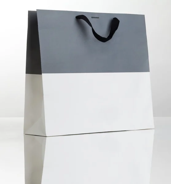 Shopping bag grigio e bianco . — Foto Stock