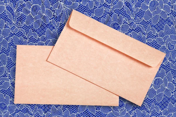 Close-up van een envelop en een kaart. — Stockfoto