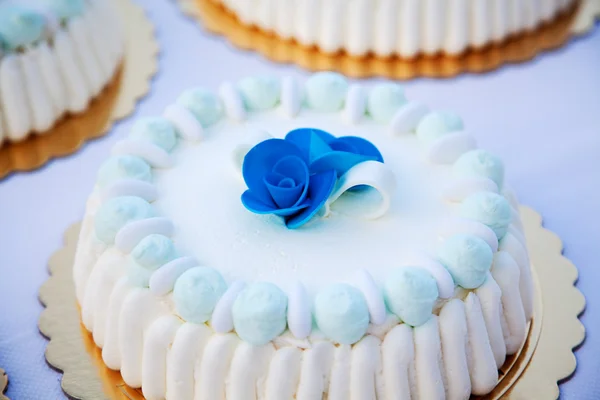 Wedding cake with roses — Stock Photo, Image