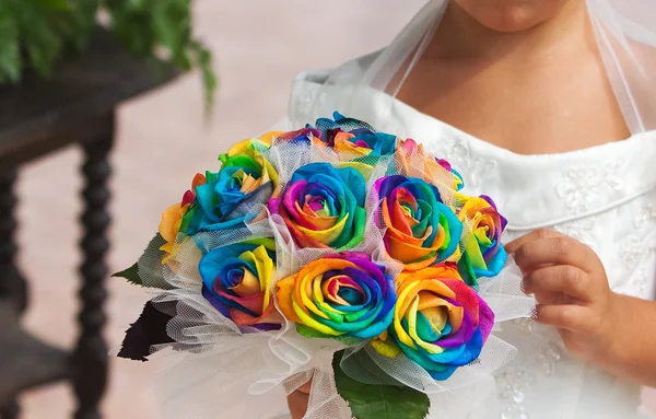 Giovane ragazza con bouquet colorato — Foto Stock