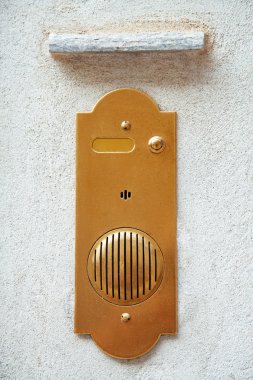 Buzzer beyaz bir duvar üzerinde