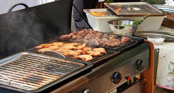 Grilled shrimps and meat. — Stock Photo, Image