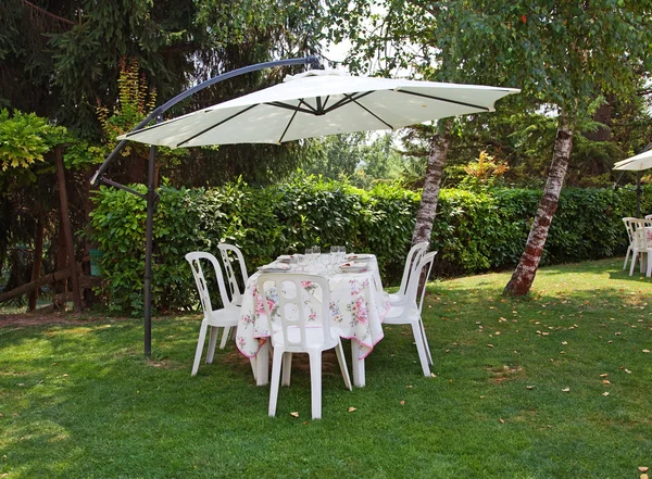 Table in a garden — Stock Photo, Image