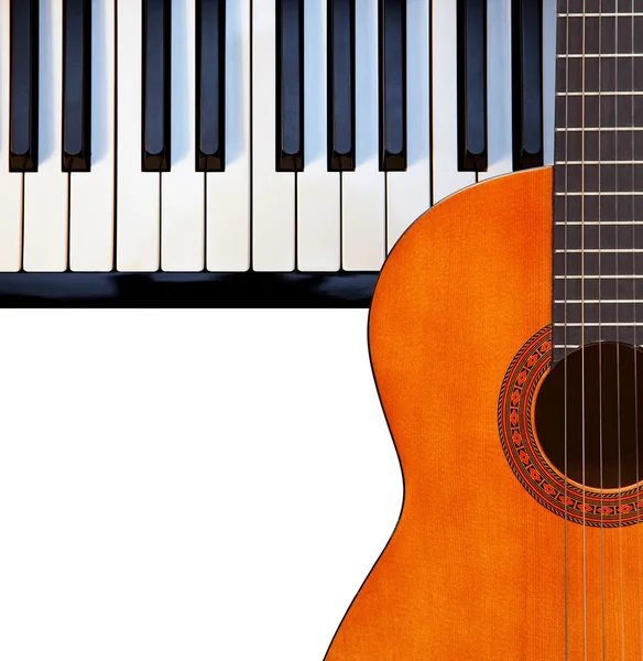 Guitarra, piano sobre blanco — Foto de Stock