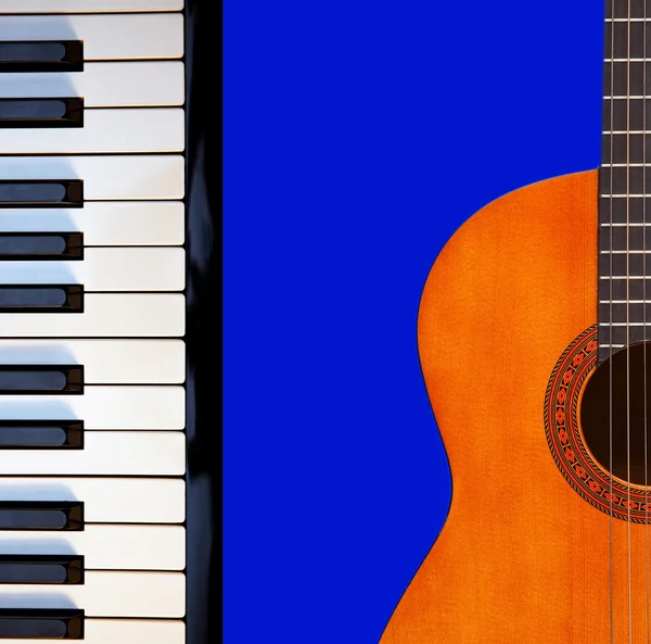 Guitarra, piano sobre azul . — Foto de Stock