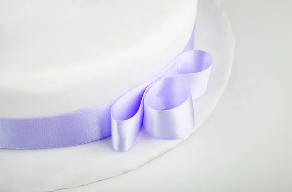 Blue ribbon on wedding cake — Stock Photo, Image