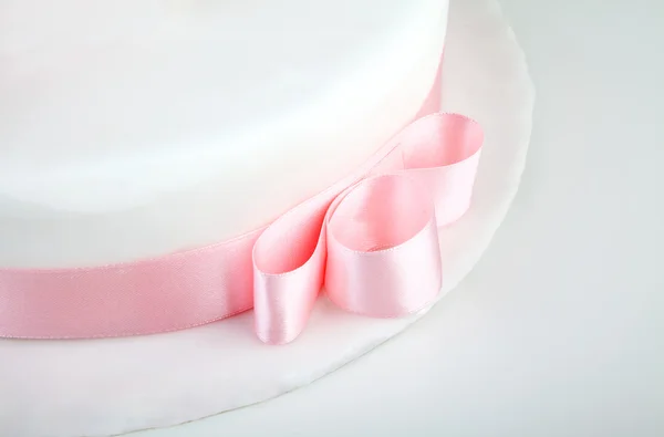 Pink ribbon on wedding cake — Stock Photo, Image