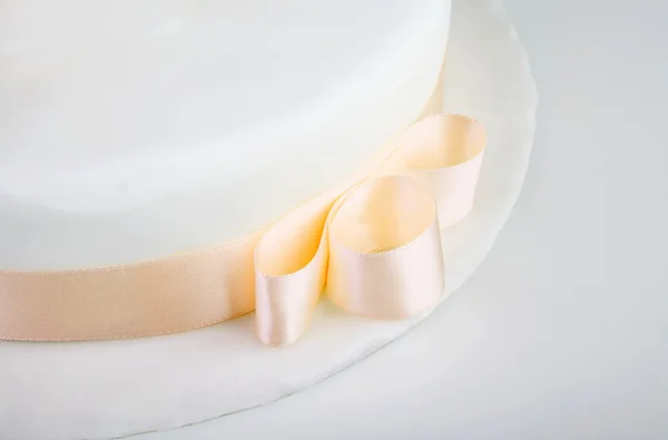 Желтая лента на свадебном торте — стоковое фото