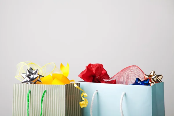 Dos bolsas de compras con espacio para su texto o logotipo . —  Fotos de Stock