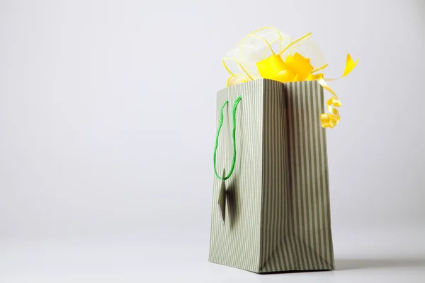 Shopping bag with yellow bows. — Stock Photo, Image