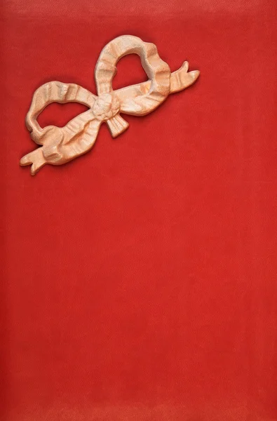 Rosa Schleife auf rotem Leder — 图库照片