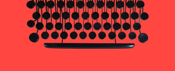 Винтажная клавиатура на красном — стоковое фото
