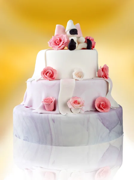 Torta di compleanno con rose su giallo — Foto Stock