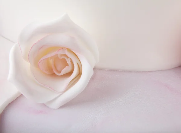 玫瑰婚礼蛋糕上的细节 — 图库照片