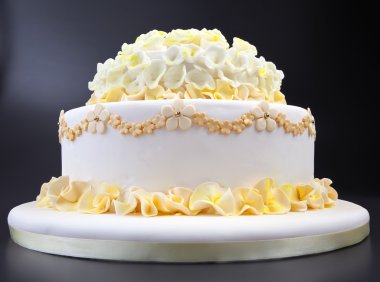 Çiçekli düğün pastası