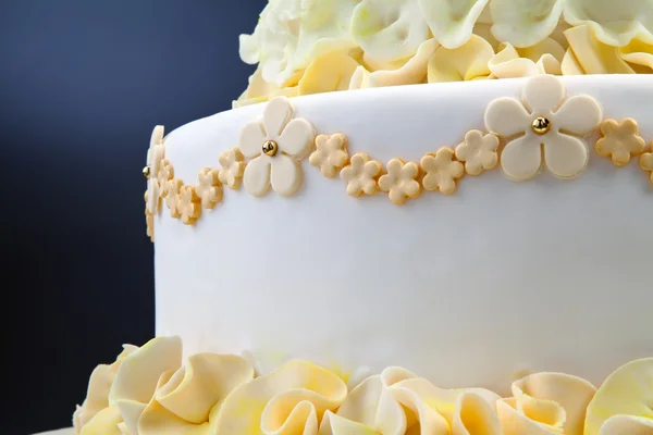 Torta nuziale con fiori — Foto Stock