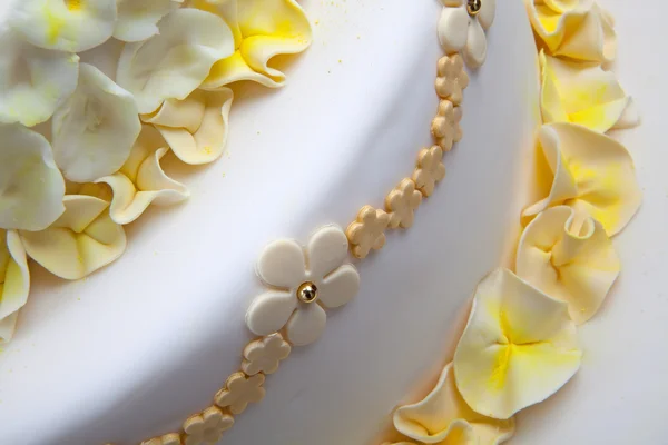 Pastel de boda con flores — Foto de Stock