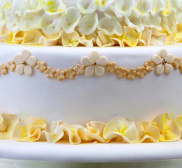 Hochzeitstorte mit Blumen — Stockfoto