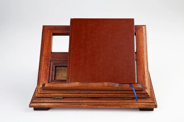 Libro marrone sulla scrivania da lettura — Foto Stock