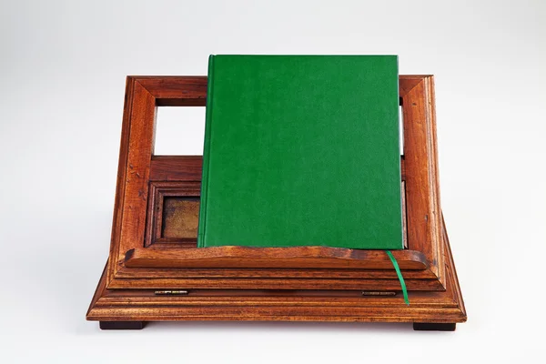 Green book on reading desk — Stock Photo, Image