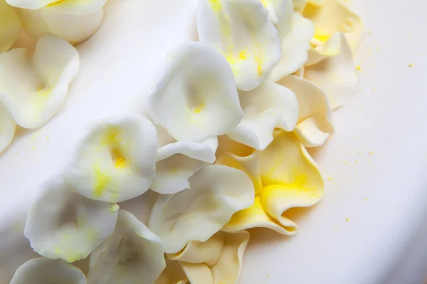 Wedding cake with flowers — Stock Photo, Image