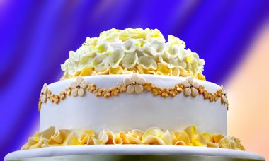 Sarı çiçekli düğün pastası