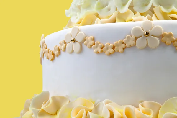 Gâteau de mariage avec fleurs jaunes — Photo