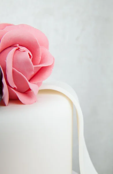 Detalhe de rosa de bolo de casamento — Fotografia de Stock