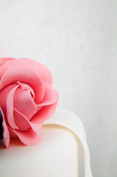 Detalj av bröllopstårta ros — Stockfoto