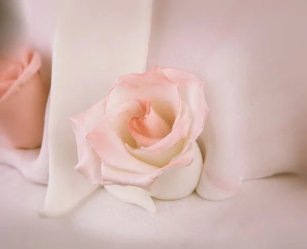 Detail der Rose auf der Hochzeitstorte — Stockfoto