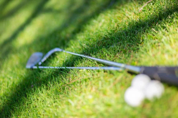 Bulanık Golf Sopaları Topları Olan Bir Arka Plan Çimenlere Odaklan — Stok fotoğraf