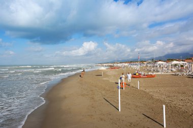 Forte dei Marmi -İtalya, 18 Eylül 2021. Kumsal ve deniz güneşli bir günde