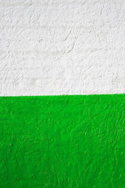 Beyaz ve yeşil renkli arkaplan. Dikey. Kırsal boyalı malzeme