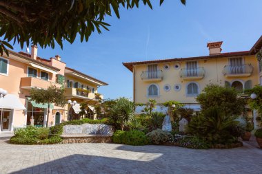 Forte dei Marmi 'deki Piazzetta Tonini. Versilia, Toskana, İtalya. Sonbaharda güneşli bir gün.
